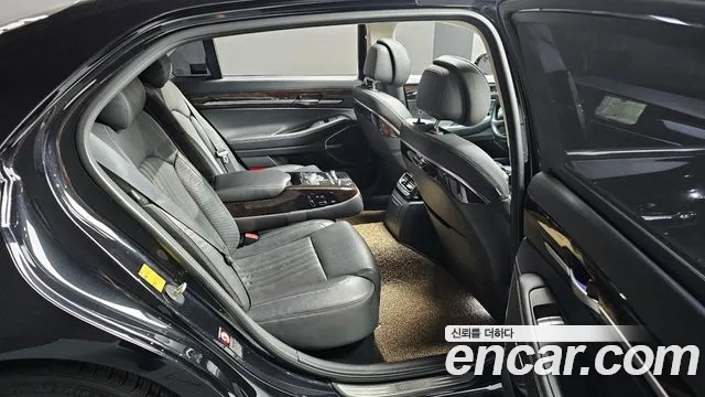 2019 Genesis G90 3.8 AWD Sold VIN KMHG241DDKU077097 – interior seats 2019 Genesis G90 3.8 AWD Sold VIN KMHG241DDKU077097 – interior seats