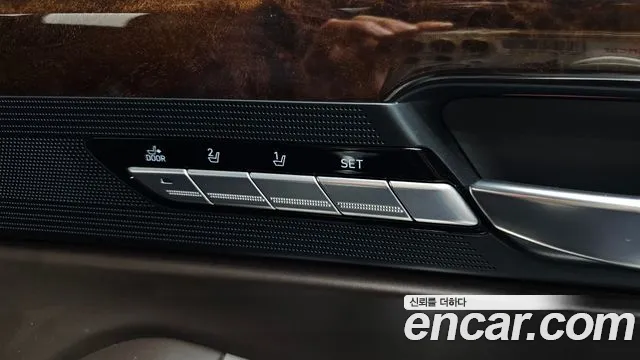 2017 Genesis EQ900 5.0 GDI AWD Sold VIN KMHG541HDHU028182 – interior seats