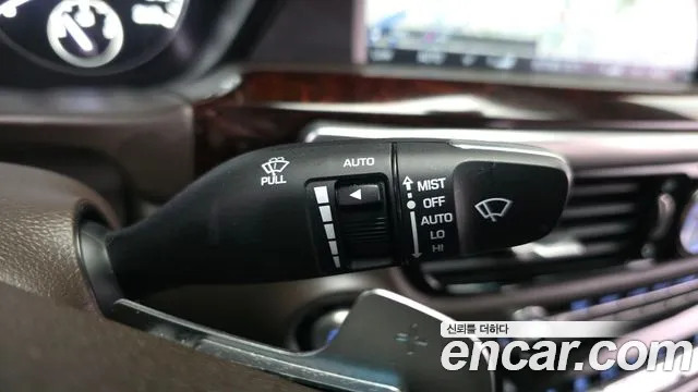 2018 Genesis EQ900 5.0 GDI AWD Sold VIN KMHG541HDJU035241 – interior seats