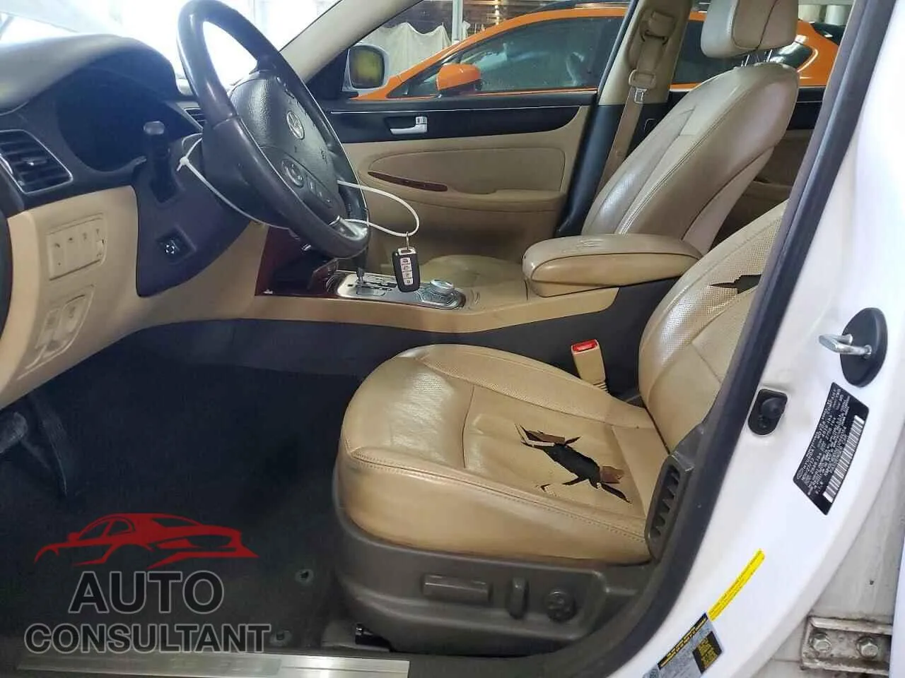 2014 HYUNDAI GENESIS Damaged VIN KMHGC4DD5EU266054 – exterior detail