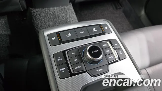 2018 Genesis G80 3.3 GDI Sold VIN KMHGL41DBJU275948 – interior seats