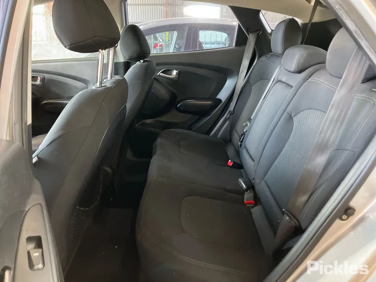 2011 Hyundai ix35 Used VIN KMHJT81BMBU321385 – trunk area