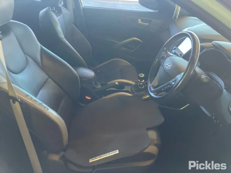 2015 Hyundai Veloster Damaged VIN KMHTC61ELGU267144 – exterior detail