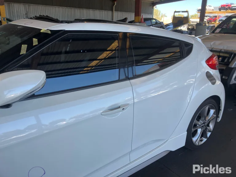 2015 Hyundai Veloster Damaged VIN KMHTC61ELGU267144 – photo 18