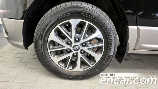 2019 Hyundai The New Grand Starex 4WD Urban 9-Seater Sold VIN KMHWK81KDKU008639 – interior seats