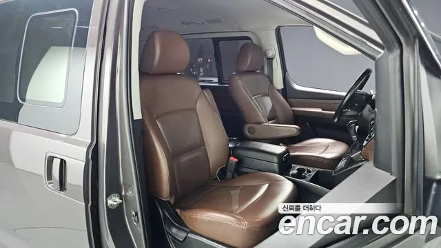 2019 Hyundai The New Grand Starex 4WD Urban 9-Seater Sold VIN KMHWK81KDKU090752 – interior seats