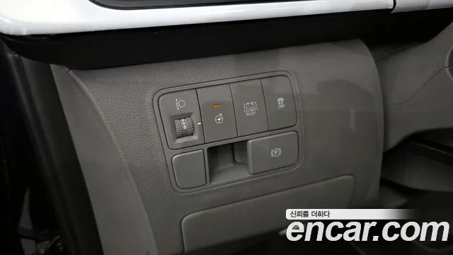 2025 Hyundai Staria HEV 1.6 Lounge 7-Seater Sold VIN KMHYD81ABSU008042 – rear exterior