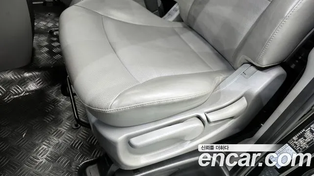2019 Hyundai The New Grand Starex Wagon 11-Seater Sold VIN KMJWA37KBKU075023 – front exterior