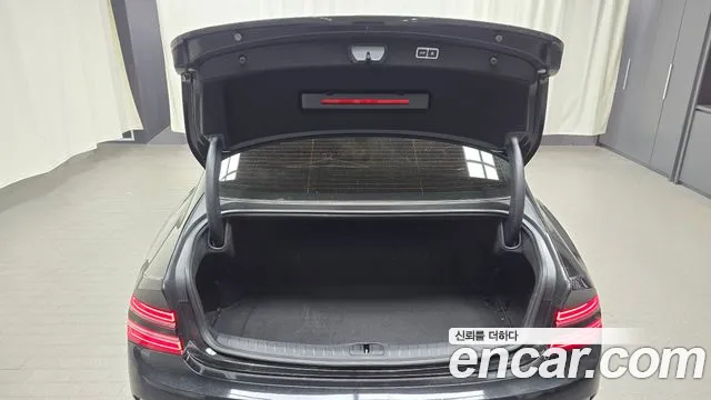 2022 Genesis Electrified G80 (RG3) e-AWD Sold VIN KMTGE411PNU001837 – interior seats