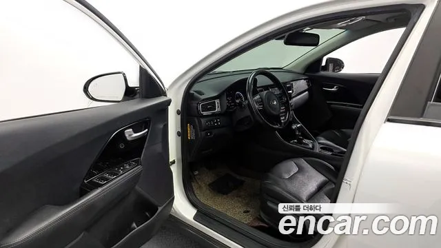 2018 Kia Niro Prestige Sold VIN KNACB81CGJA140449 – photo 19