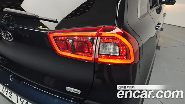 2018 Kia Niro Prestige Sold VIN KNACB81CGJA212880 – photo 31