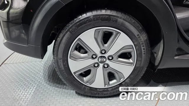 2019 Kia Niro Prestige Sold VIN KNACB81CGKA274536 – exterior detail