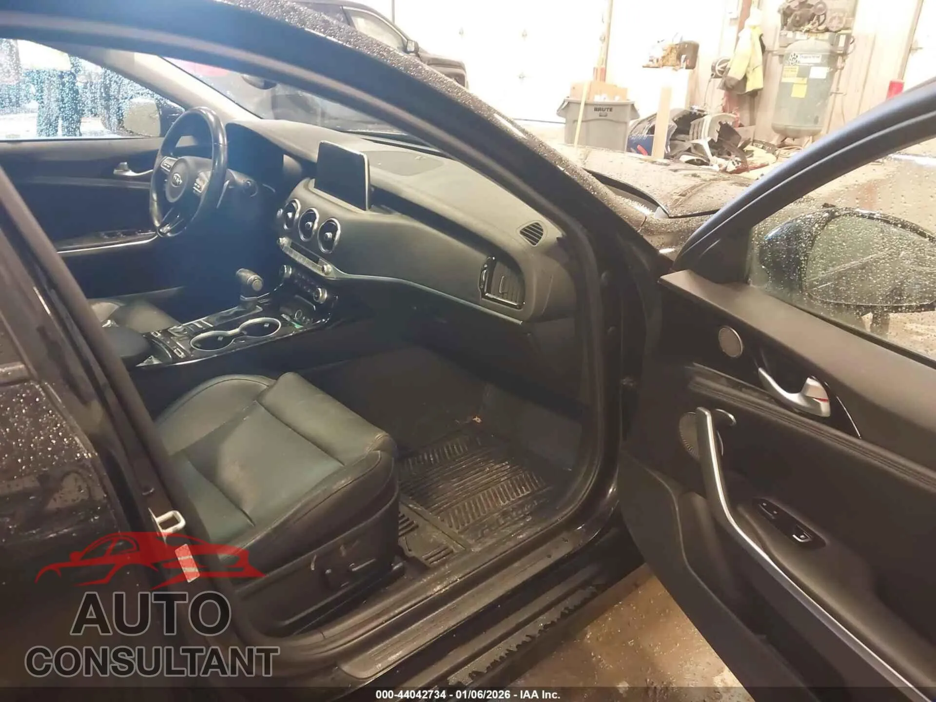 2018 KIA STINGER Damaged VIN KNAE25LA6J6011307 – interior seats