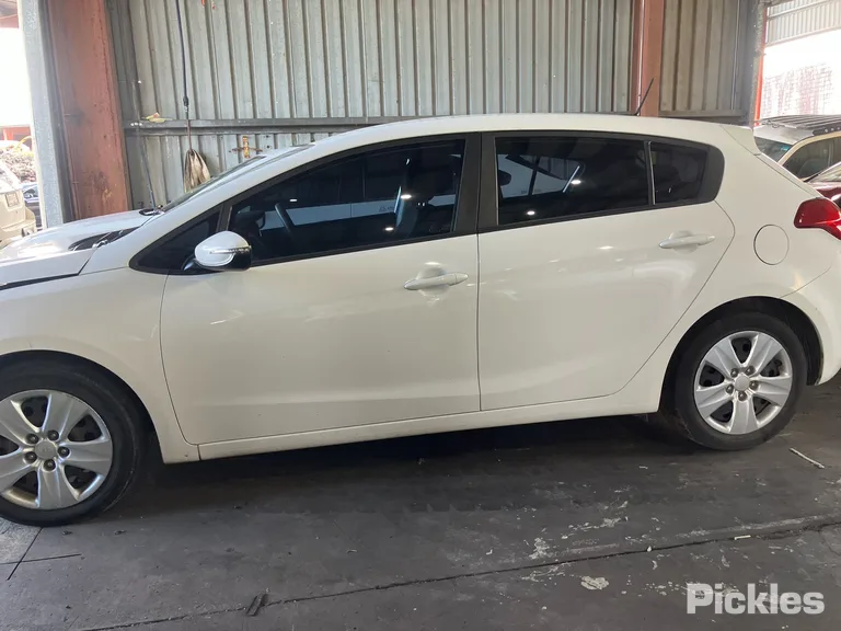2017 Kia Cerato Used VIN KNAFK517MJ5754296 – trunk area
