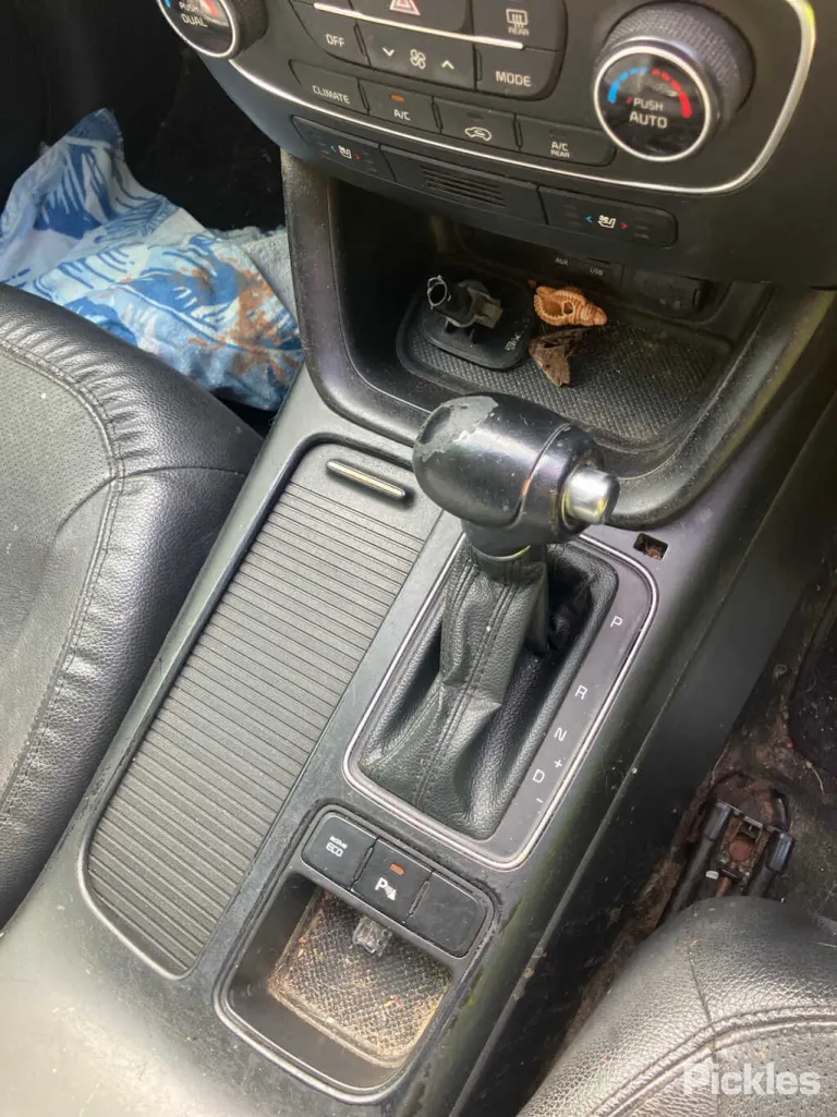 2014 Kia Sorento Damaged VIN KNAKU814SE5513494 – undercarriage