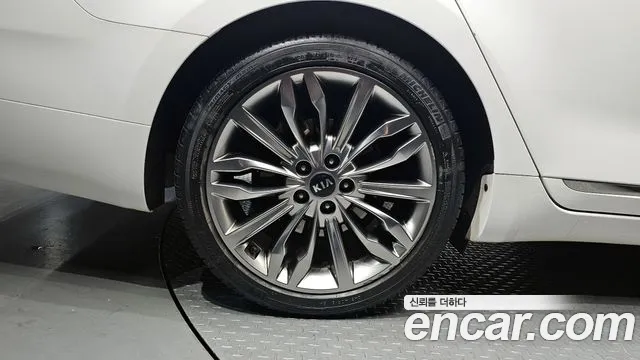 2020 Kia K7 Premier 2.5 GDI Noblesse Sold VIN KNALC41BBLA184757 – trunk area 2020 Kia K7 Premier 2.5 GDI Noblesse Sold VIN KNALC41BBLA184757 – trunk area