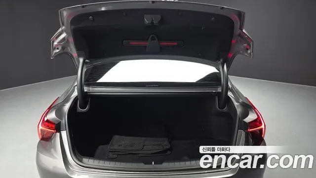 2022 Kia K8 2.5 Gasoline 2WD Sold VIN KNAM241BBNA023347 – interior seats 2022 Kia K8 2.5 Gasoline 2WD Sold VIN KNAM241BBNA023347 – interior seats