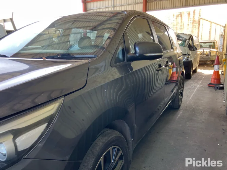2015 Kia Carnival Damaged VIN KNAMB811MF6068849 – rear exterior 2015 Kia Carnival Damaged VIN KNAMB811MF6068849 – rear exterior