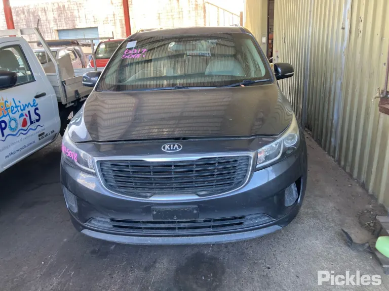 2015 Kia Carnival Damaged VIN KNAMB811MF6068849 – exterior detail 2015 Kia Carnival Damaged VIN KNAMB811MF6068849 – exterior detail