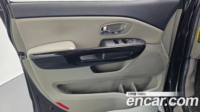 2019 Kia The New Carnival 7-Seater Limousine Sold VIN KNAMB81ABKS453872 – exterior detail 2019 Kia The New Carnival 7-Seater Limousine Sold VIN KNAMB81ABKS453872 – exterior detail