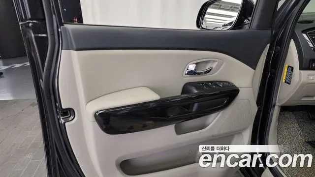 2020 Kia The New Carnival Gasoline 9-Seater Prestige Sold VIN KNAMC811BLS672633 – trunk area