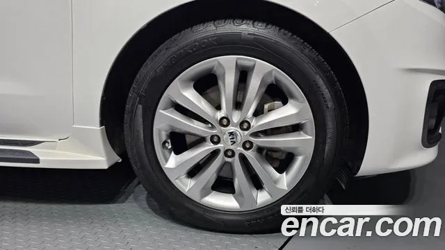 2017 Kia All New Carnival 9-seater Hi-Limousine Sold VIN KNAMC81ABHS338115 – interior seats