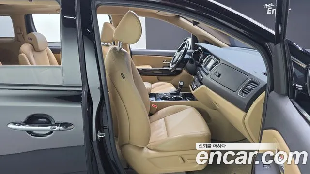 2019 Kia The New Carnival 9-Seater Prstige Sold VIN KNAMC81ABKS559665 – interior seats