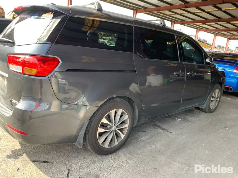 2017 Kia Carnival Used VIN KNAMC81AMH6300308 – photo 28