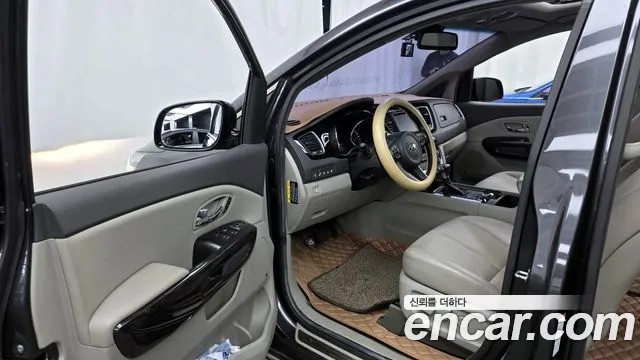 2018 Kia All New Carnival Gasoline 7-seater Limousine Sold VIN KNAME811BJS432994 – exterior detail