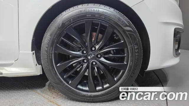 2018 Kia All New Carnival 7-seater Limousine Sold VIN KNAME81ABJS367118 – trunk area