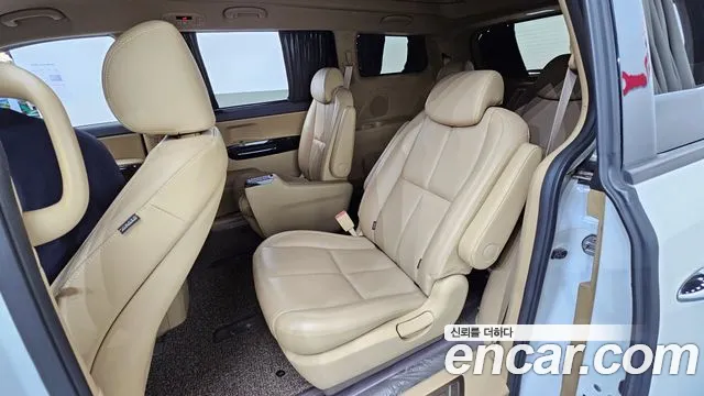 2019 Kia The New Carnival 9-Seater Hi-Limousine Sold VIN KNAME81ABKS517416 – interior seats 2019 Kia The New Carnival 9-Seater Hi-Limousine Sold VIN KNAME81ABKS517416 – interior seats