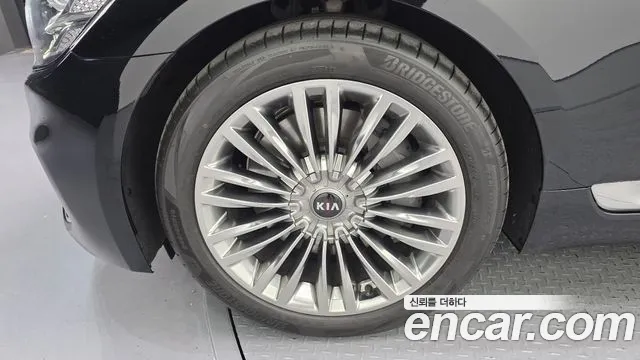 2021 Kia The K9 3.8 GDI AWD Sold VIN KNAS2418DMS027565 – exterior detail 2021 Kia The K9 3.8 GDI AWD Sold VIN KNAS2418DMS027565 – exterior detail