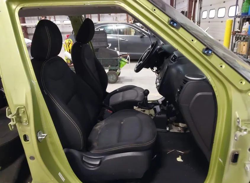 2015 KIA Soul Used VIN KNDJP3A55F7784140 – trunk area