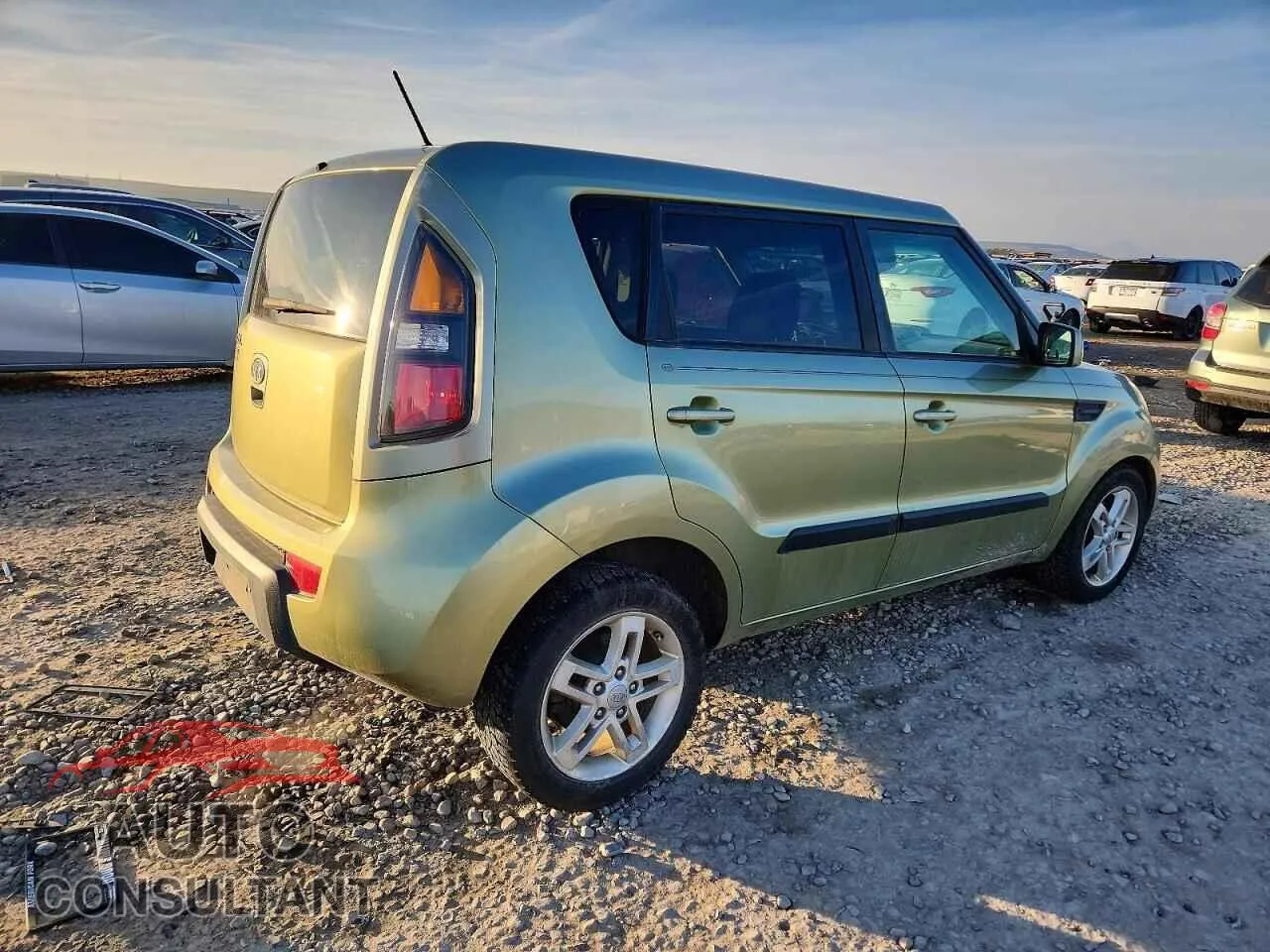 2011 KIA SOUL Damaged VIN KNDJT2A21B7229109 – side profile