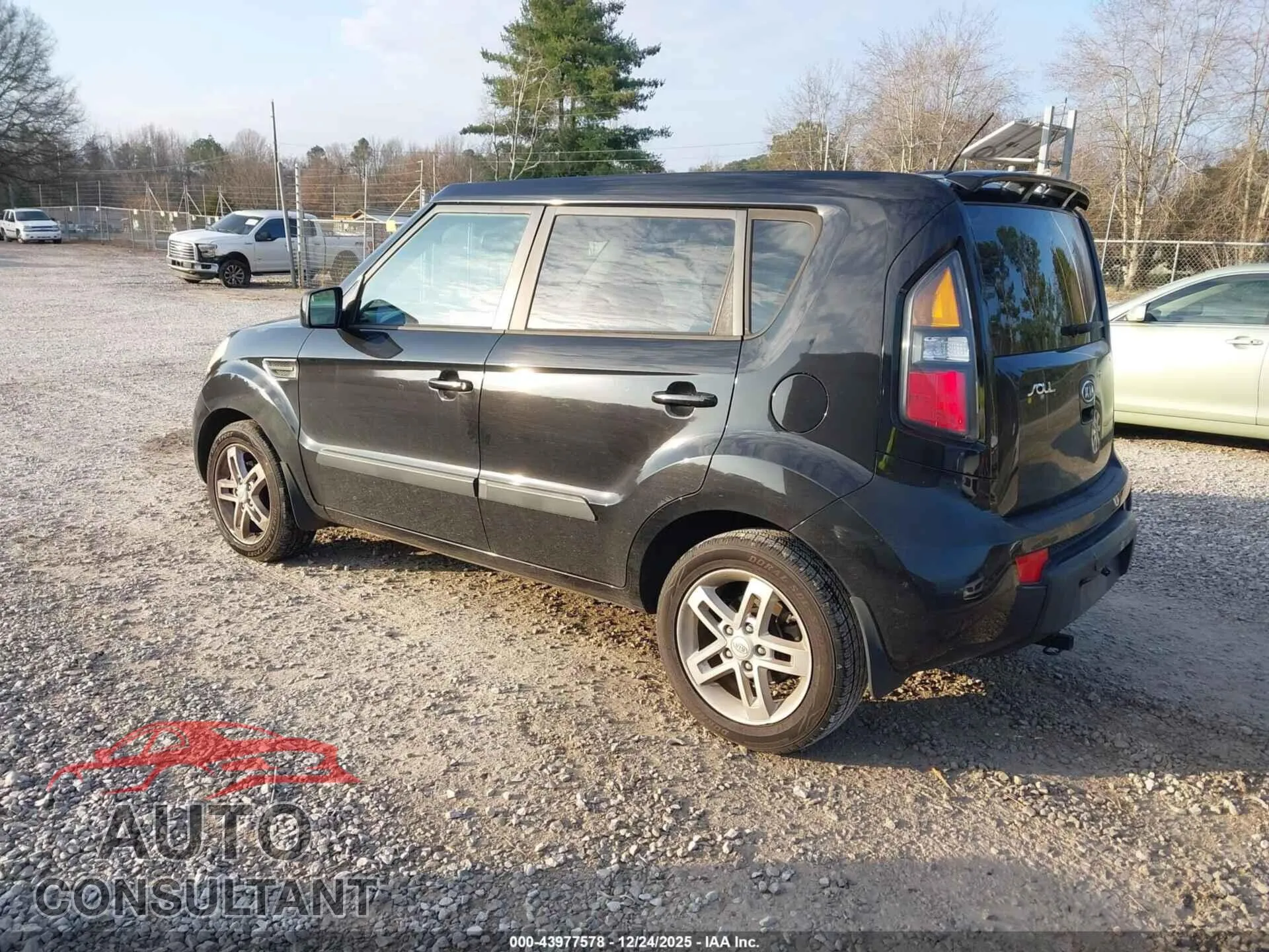 2011 KIA SOUL Damaged VIN KNDJT2A28B7198733 – side profile