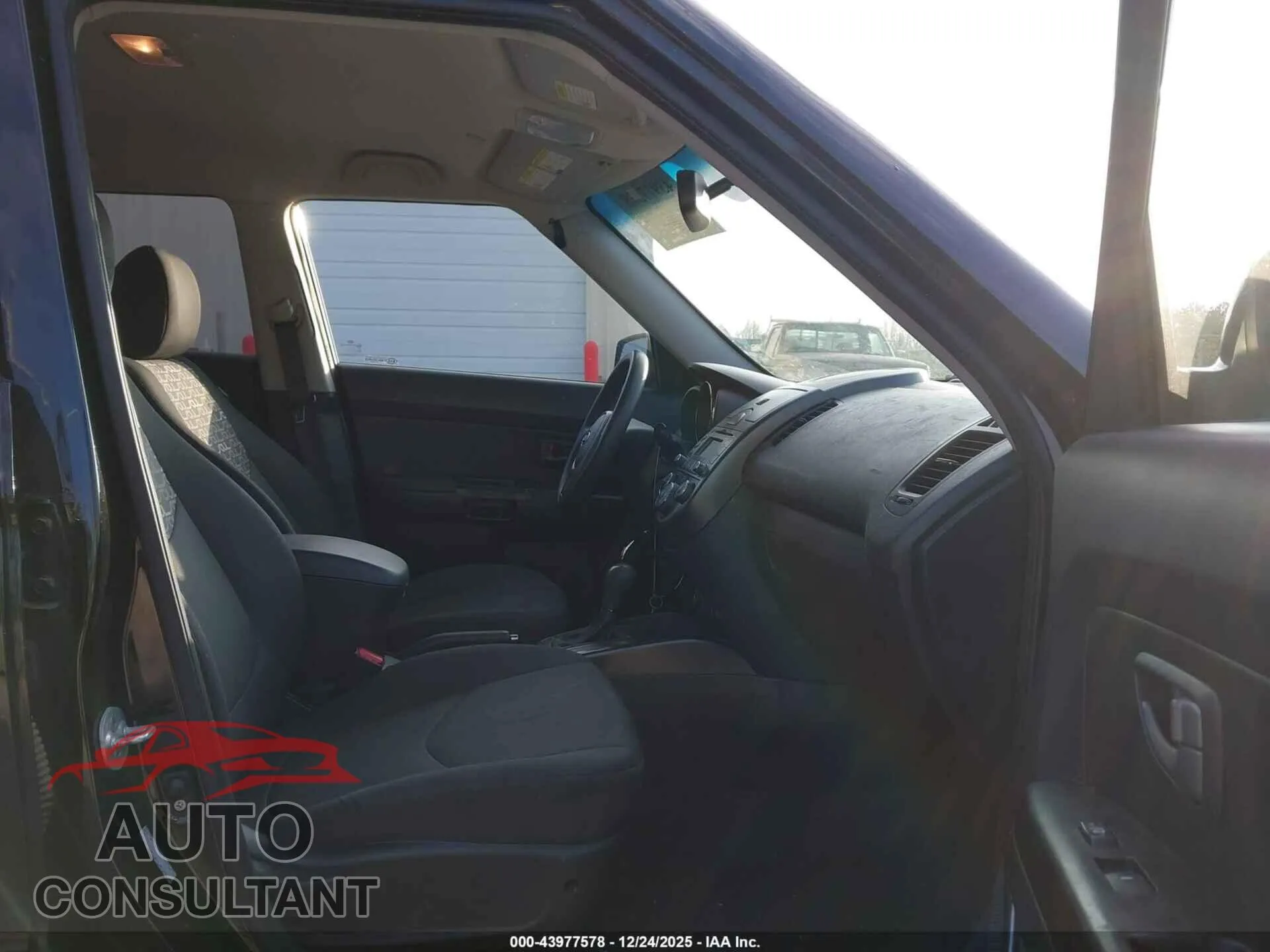2011 KIA SOUL Damaged VIN KNDJT2A28B7198733 – interior seats