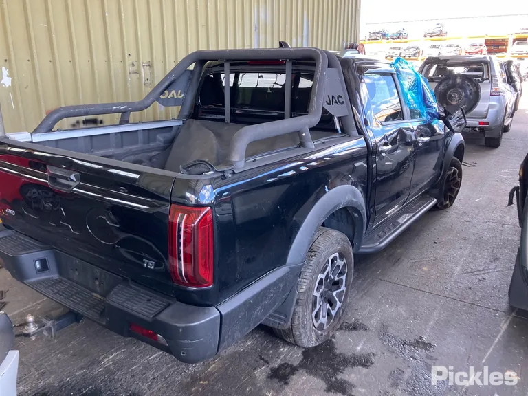 2024 JAC T9 Used VIN LJ11PABE3RC015579 – side profile 2024 JAC T9 Used VIN LJ11PABE3RC015579 – side profile