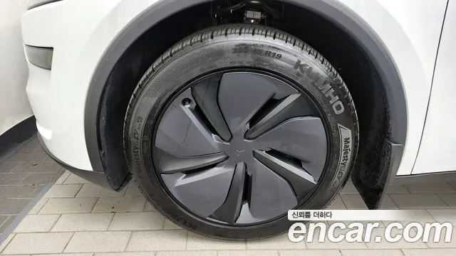 2025 Tesla Model Y RWD Sold VIN LRWYGCFJ0SC214467 – trunk area