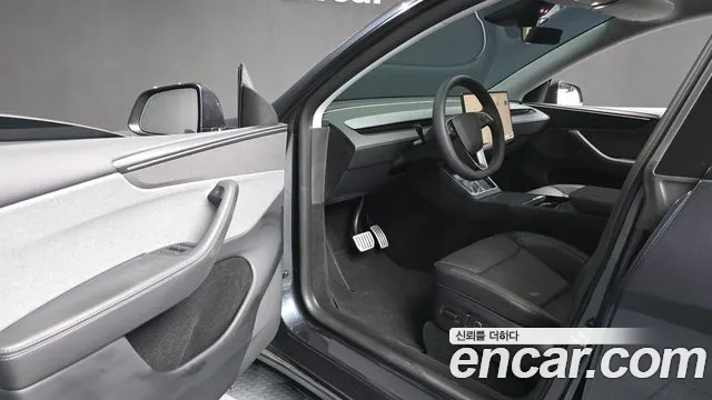 2025 Tesla Model Y RWD Sold VIN LRWYGCFJ1SC053711 – interior seats