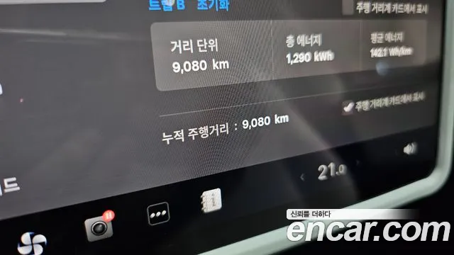 2025 Tesla Model Y RWD Sold VIN LRWYGCFJ2SC264884 – interior seats