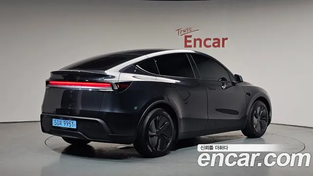 2025 Tesla Model Y RWD Sold VIN LRWYGCFJ5SC122853 – interior seats