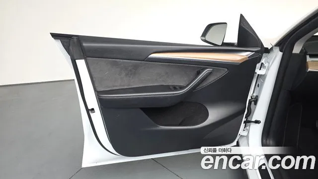 2024 Tesla Model Y RWD Sold VIN LRWYGCFS7RC425765 – interior seats
