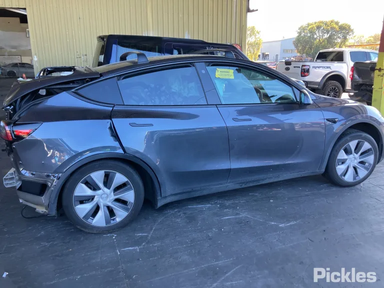 2024 TESLA Model Y Damaged VIN LRWYHCEK5RC417355 – engine bay