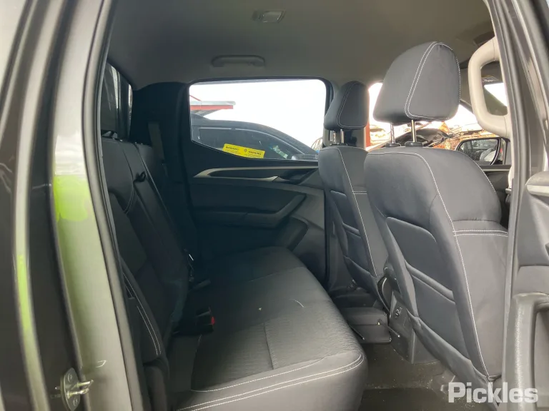 2021 LDV T60 Damaged VIN LSFAM11A7LA108399 – interior seats