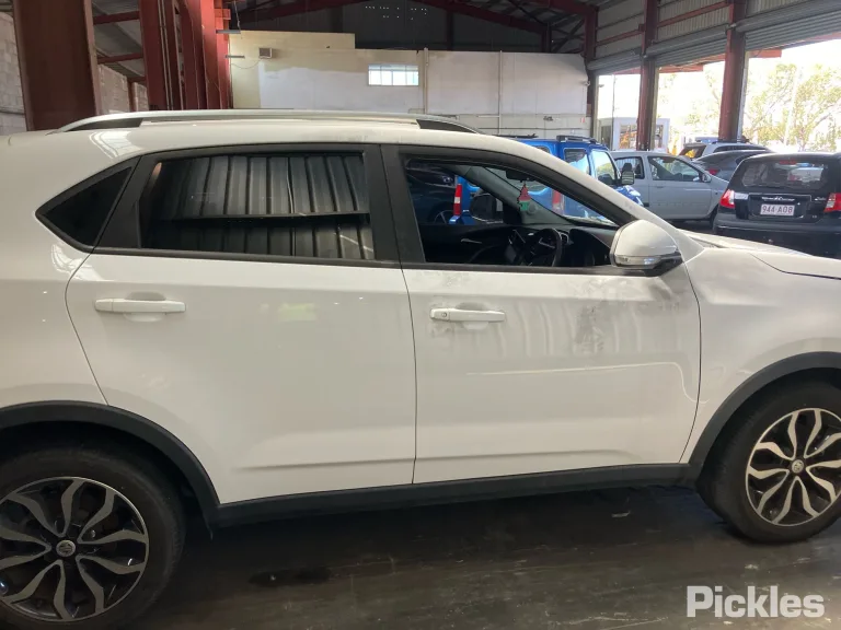 2019 MG GS Damaged VIN LSJA24U93KS055532 – trunk area