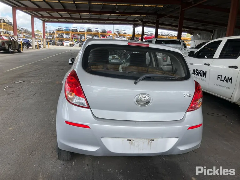 2015 Hyundai i20 Used VIN MALBB51CMFM696298 – trunk area