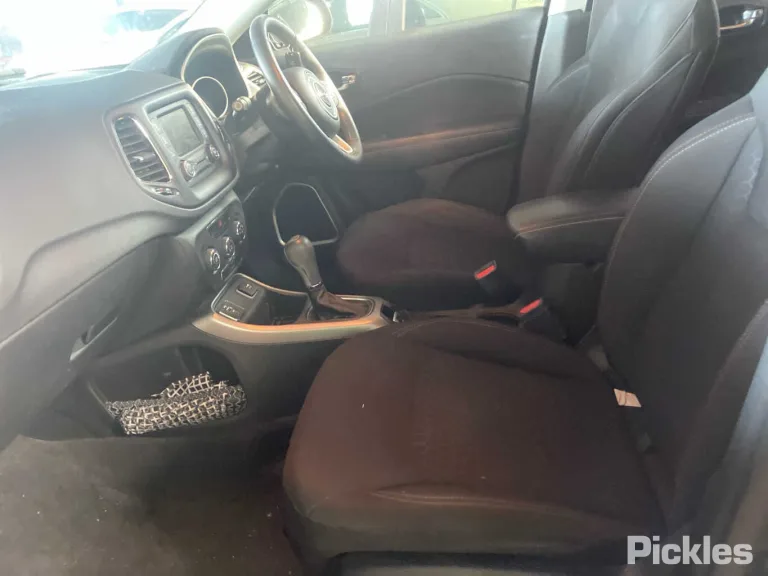 2019 Jeep Compass Damaged VIN MCANJPBB2JFA22203 – interior seats