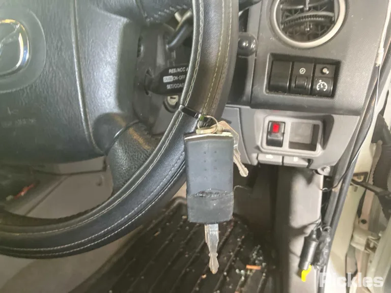 2011 Mazda BT-50 Damaged VIN MM0UNY0E400899909 – interior seats