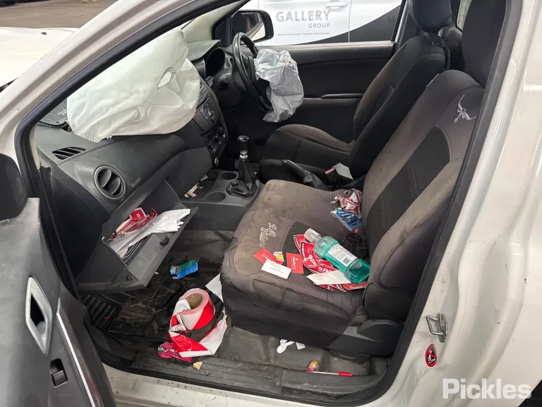 2017 Mazda BT-50 Damaged VIN MM0UR0YE100783449 – interior seats