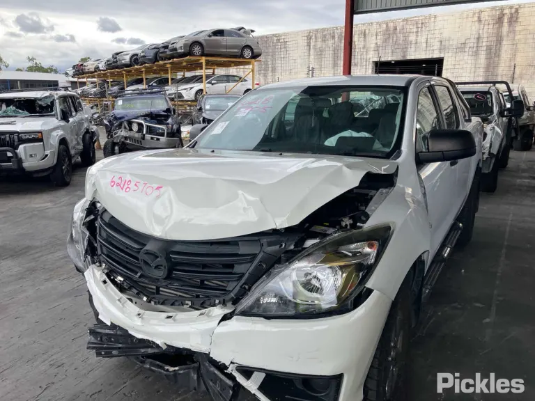 2019 Mazda BT-50 Damaged VIN MM0UR0YG100999677 – interior seats